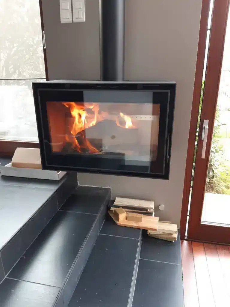 Réalisation Cheminées Liégeois : poêle à bois posé chez un client