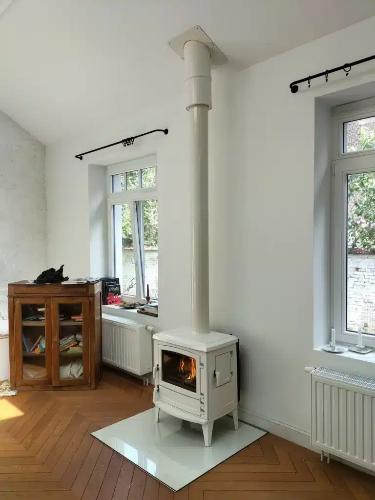 Réalisation Cheminées Liégeois : poêle à bois posé chez un client