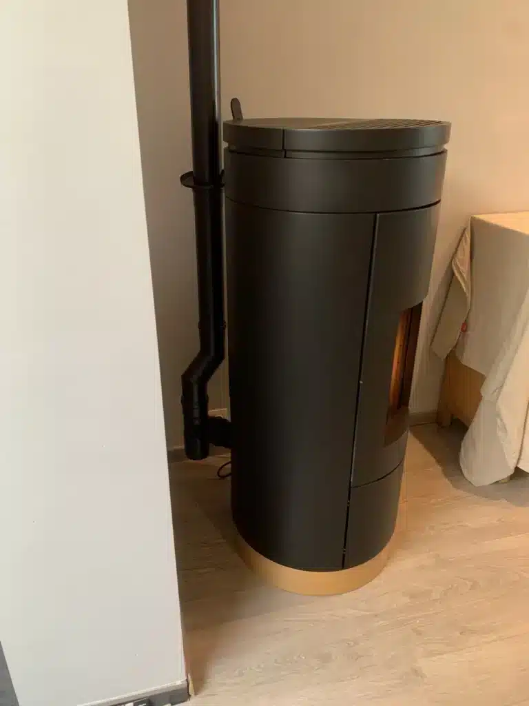 Réalisation Cheminées Liégeois : poêle à pellets posé chez un client