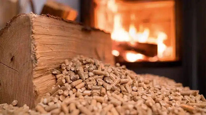 Bois et pellet en face d'un feu