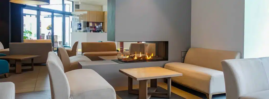 Foyer double face installé dans un espace salon