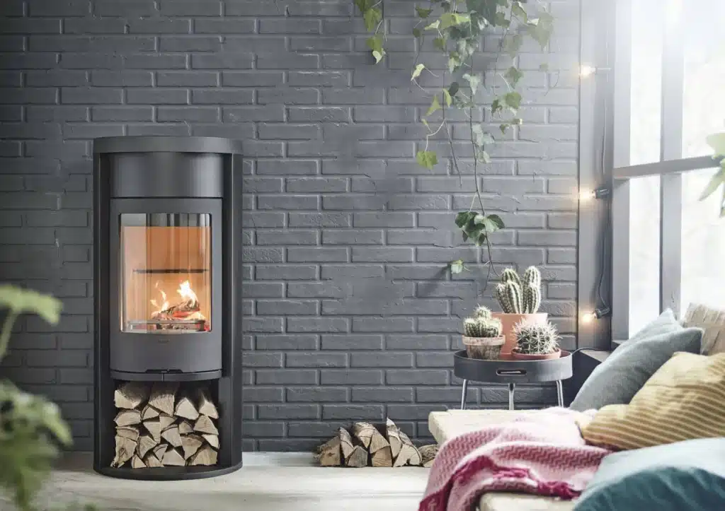 Poêle à bois scandinave avec réserve de bûches